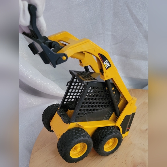 Bruder Caterpillar Skid Steer Loader Toy Figurine - Picture 7 of 16